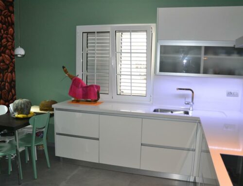 Kitchen with high-gloss AR-PLUS doors